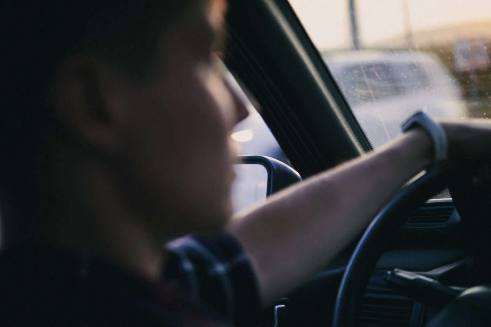 Conducteur au volant